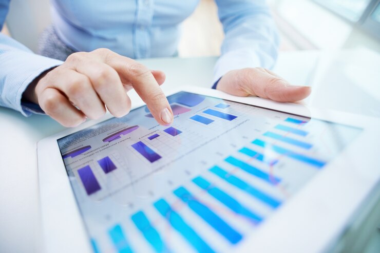 Um dos desafios nas empresas é lidar com grandes volumes de dados, que frequentemente ficam dispersos e sem direcionamento.